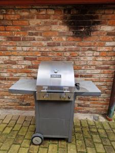 a grill sitting in front of a brick wall at Hexenhaus in Lüneburg