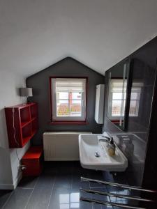 een badkamer met een wastafel en een raam bij Hexenhaus in Lüneburg