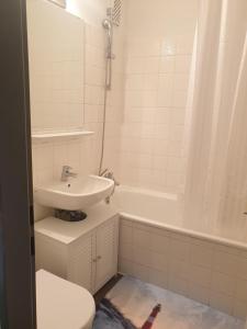 a bathroom with a sink and a toilet and a tub at Fehmarn-Sonne-Meer in Burgtiefe auf Fehmarn 