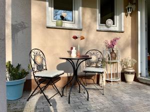 un patio con mesa, 2 sillas y una mesa en Apartment by the park, for bike lovers, en Alsfeld