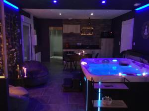 una camera con vasca idromassaggio in soggiorno di Lov'Infini a Mers-les-Bains