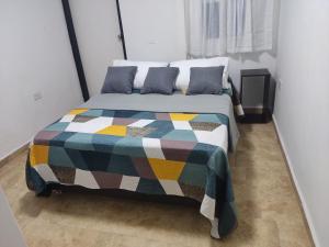 Lo más cómodo en San Diego. في San Diego: غرفة نوم مع سرير ولحاف ملون