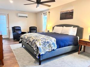 een slaapkamer met een bed en 2 stoelen bij Canterbury Suites B&B in Bar Harbor