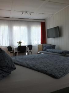 um quarto de hotel com duas camas e uma mesa com cadeiras em Bungalow 1 em Pruchten