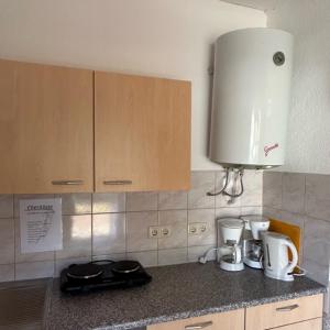 uma cozinha com um balcão com um liquidificador em Bungalow 1 em Pruchten