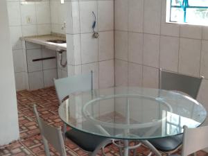 Una mesa de cristal y sillas en una habitación. en Joanopolis Inn - Mantiqueira 1, en Joanópolis 72 fotos más