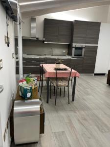 uma cozinha com mesa e cadeiras num quarto em Rivad’Elsa em Baone