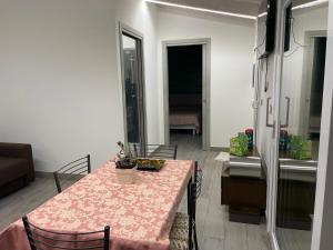 Baone的住宿－Rivad’Elsa，餐桌、粉红色的桌子和椅子