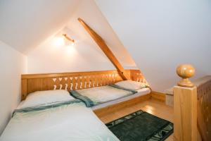 um quarto com 2 camas num sótão em Apartmaji Hodnik Stara Fužina em Bohinj