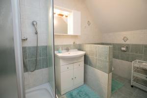Koupelna v ubytování Apartmaji Hodnik Stara Fužina