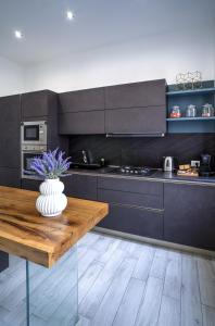 Een keuken of kitchenette bij Alivi Indipendent Apartment