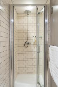 bagno con doccia e porta in vetro di The Westgate a Winchester