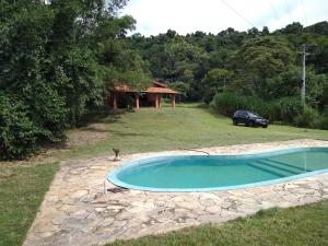 una pequeña piscina en el patio de una casa en Joanopolis Inn - Mantiqueira 1, en Joanópolis