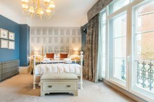 una camera con un letto e una grande finestra di The Westgate a Winchester