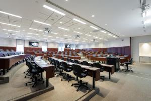 una gran sala de conferencias con escritorios y sillas en The Knight Center at Washington University, en University City