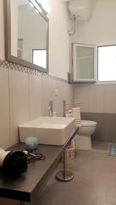 een badkamer met een wastafel en een toilet bij Il terrazzo sul porto in Sciacca