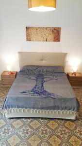 een slaapkamer met een bed met een blauwe deken erop bij Il terrazzo sul porto in Sciacca