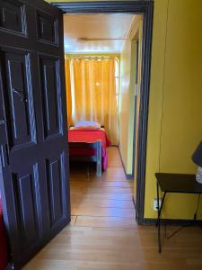 モリーナにあるHostal Radal Molinaの廊下(ベッド1台とドア付)