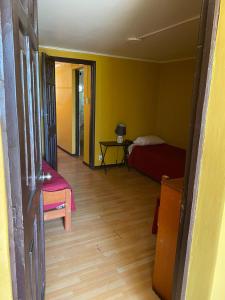 モリーナにあるHostal Radal Molinaのベッドルーム1室(ベッド1台、テーブル付)