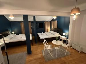 Habitación con 2 camas y mesa. en Hostel Sleeping Beauty en Liubliana