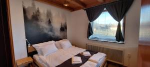 Posteľ alebo postele v izbe v ubytovaní Rusztikus Apartman & SPA -Erdőterasz Vendégház