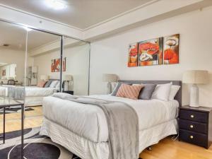 een slaapkamer met een groot bed en een spiegel bij Superb Apartment in an Heart of Sydney' CBD in Sydney