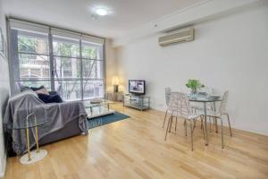 een woonkamer met een bank en een tafel bij Superb Apartment in an Heart of Sydney' CBD in Sydney