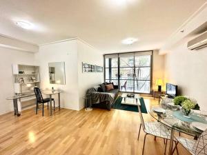 een woonkamer met een bank en een tafel bij Superb Apartment in an Heart of Sydney' CBD in Sydney