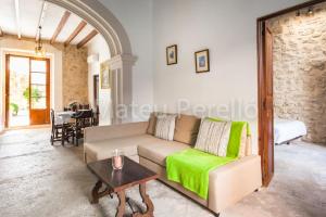 un salon avec un canapé et une table dans l'établissement Ferienhaus in Santa Margalida mit Kleinem Pool, à Santa Margalida