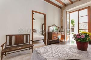 - un salon avec une table et un miroir dans l'établissement Ferienhaus in Santa Margalida mit Kleinem Pool, à Santa Margalida 14 autres photos