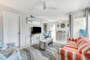 TV a/nebo společenská místnost v ubytování Canalfront Condo with Pool - Walk to Destin Beach!