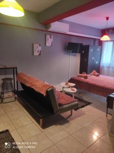 Giường trong phòng chung tại Butterfly Studio