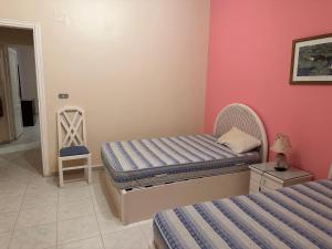 1 dormitorio con 2 camas y 1 silla en Marina 7 El alamein North Coast villa فيلا مارينا 7 العلميين الساحل الشمالى en El Alamein