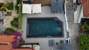 Utsikt mot bassenget på Tomsan Suites & Villas Akyaka eller i nærheten