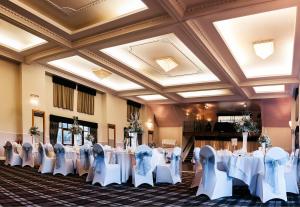 een rij tafels en stoelen in een banketzaal bij The Pear Tree Inn & Country Hotel in Worcester