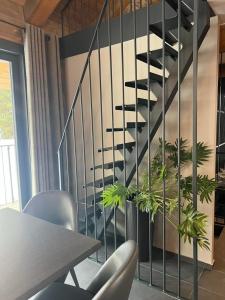 eine Treppe in einem Zimmer mit einem Tisch und Stühlen in der Unterkunft Ferienhaus für 8 Personen ca 200 qm in Bad Kleinkirchheim, Kärnten Oberkärnten in Bach