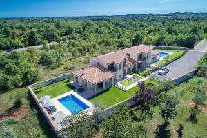 an aerial view of a house with a swimming pool at Ferienhaus Evida in Poreč