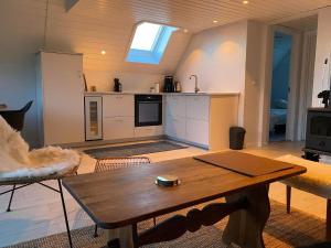 Кухня или кухненски бокс в Ferienhaus für 5 Personen ca 77 qm in Hvide Sande, Nordseeküste Dänemark Ringkøbing Fjord