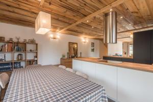 a kitchen and dining room with a table and a counter at Chalet des Nards - Welkeys in Praz-sur-Arly +12 photos