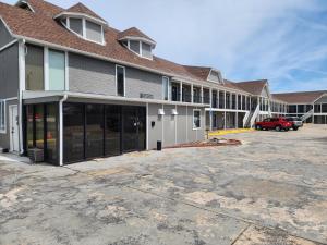 an empty parking lot in front of a building at Carthage Inn in Carthage