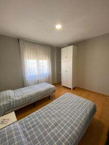 เตียงในห้องที่ Apartamento ideal para familias