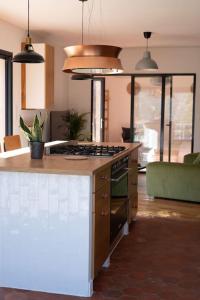 eine Küche mit einem Herd und einer Arbeitsplatte in der Unterkunft Appartement T3 bas de Villa in Vero