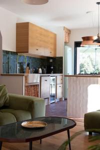 ein Wohnzimmer mit einem Tisch und einer Küche in der Unterkunft Appartement T3 bas de Villa in Vero