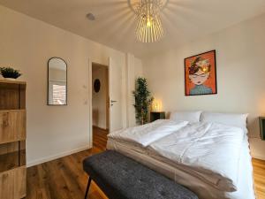 Ένα ή περισσότερα κρεβάτια σε δωμάτιο στο BETTER l modern apartment l Tischkicker