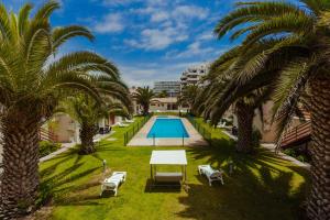 an image of a swimming pool with palm trees at Agua Marina - La Serena in La Serena