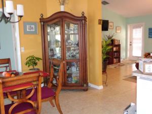 een woonkamer met een servieskast en een tafel bij A Family Place For You in Port Saint Lucie
