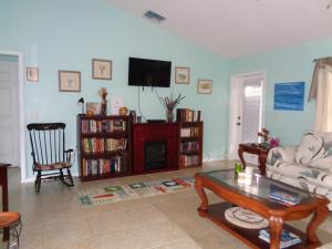 een woonkamer met een bank en een salontafel bij A Family Place For You in Port Saint Lucie