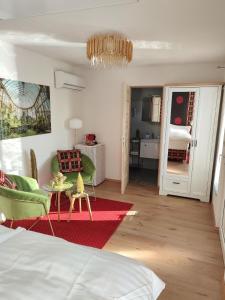 1 dormitorio con 1 cama y sala de estar en Tolles Ferienhaus in Fertrákos mit Garten, Grill und Terrasse en Fertőrákos