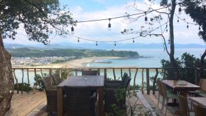 stół na balkonie z widokiem na plażę w obiekcie Shimanto Yamamizuki - Vacation STAY 36952v w mieście Shimanto