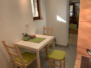 una mesa pequeña con 2 sillas y una mesa con una caja. en Ferienwohnung für 2 Personen ca 25 qm in Njivice, Kvarner Bucht Krk - b62574, en Njivice